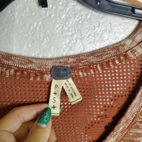 Free people We The Free Cutout Floral Knit Scoop neck Rust Space Dye Top sz S - Picture 5 of 6